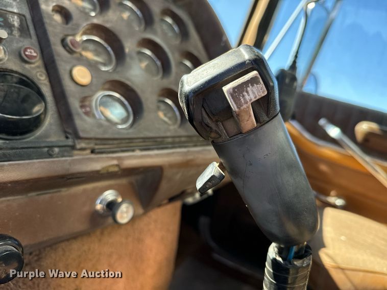 image for item DQ6736 1985 Ford L9000 semi truck