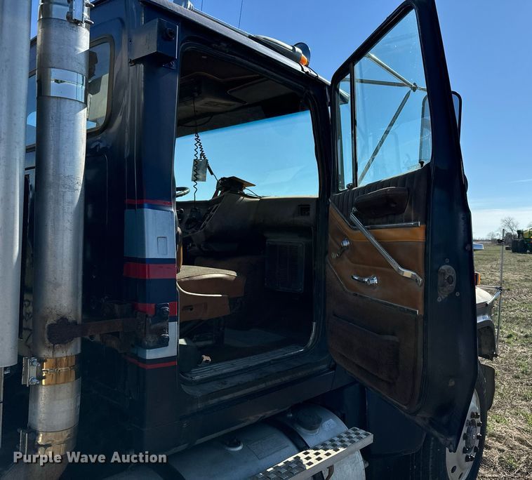 image for item DQ6736 1985 Ford L9000 semi truck