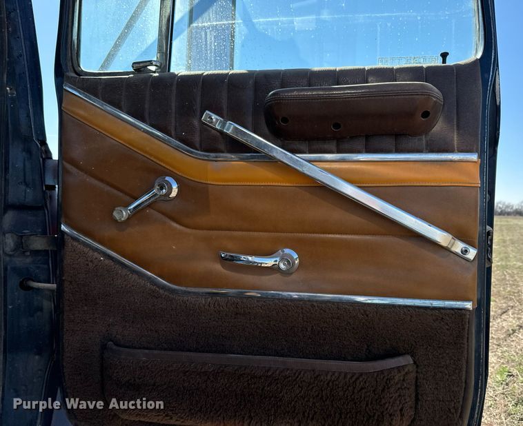 image for item DQ6736 1985 Ford L9000 semi truck