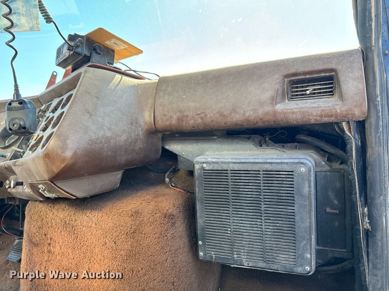 image for item DQ6736 1985 Ford L9000 semi truck