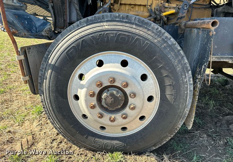 image for item DQ6736 1985 Ford L9000 semi truck