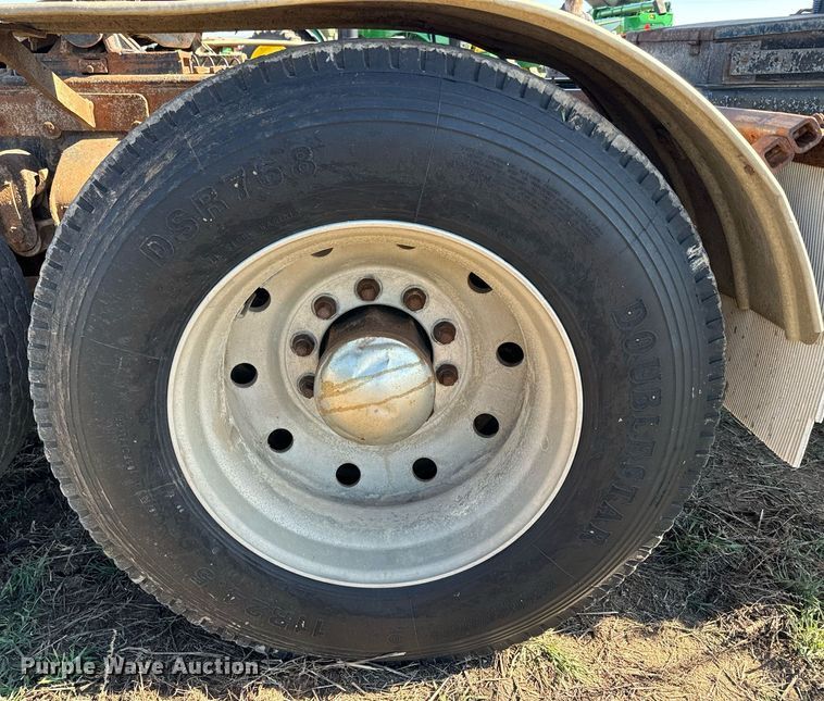 image for item DQ6736 1985 Ford L9000 semi truck