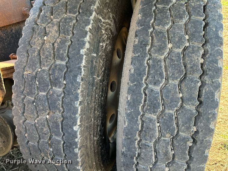 image for item DQ6736 1985 Ford L9000 semi truck