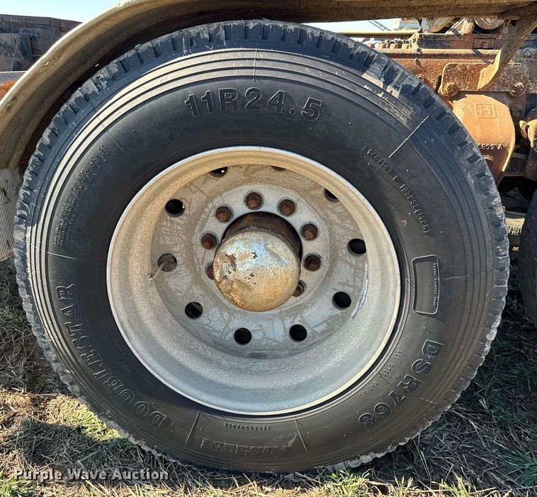 image for item DQ6736 1985 Ford L9000 semi truck