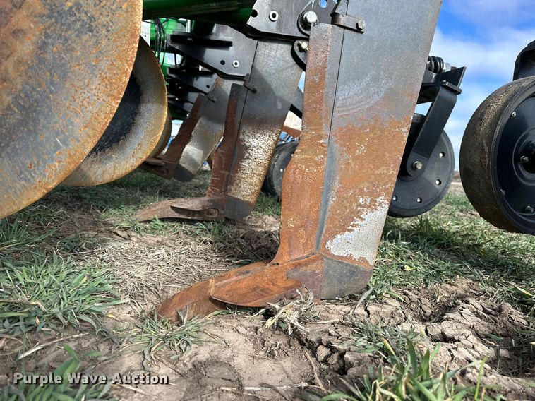 image for item DQ6738 2015 John Deere 2100X in-line ripper