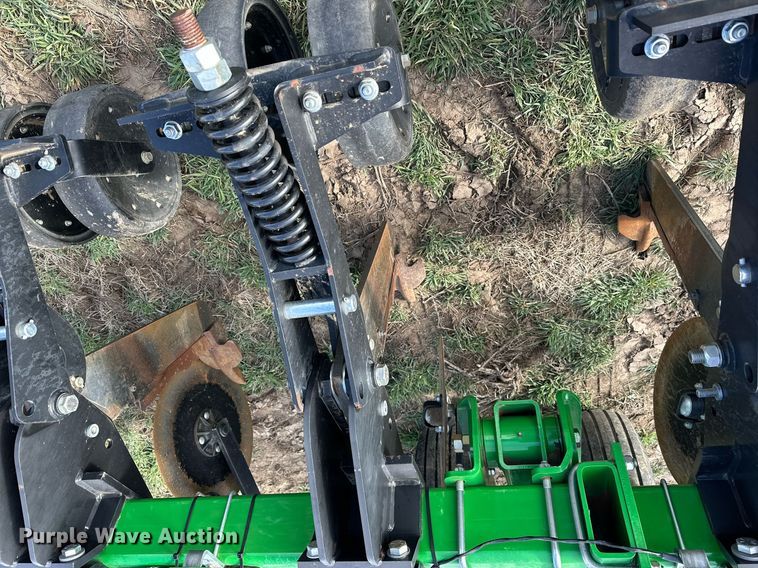 image for item DQ6738 2015 John Deere 2100X in-line ripper