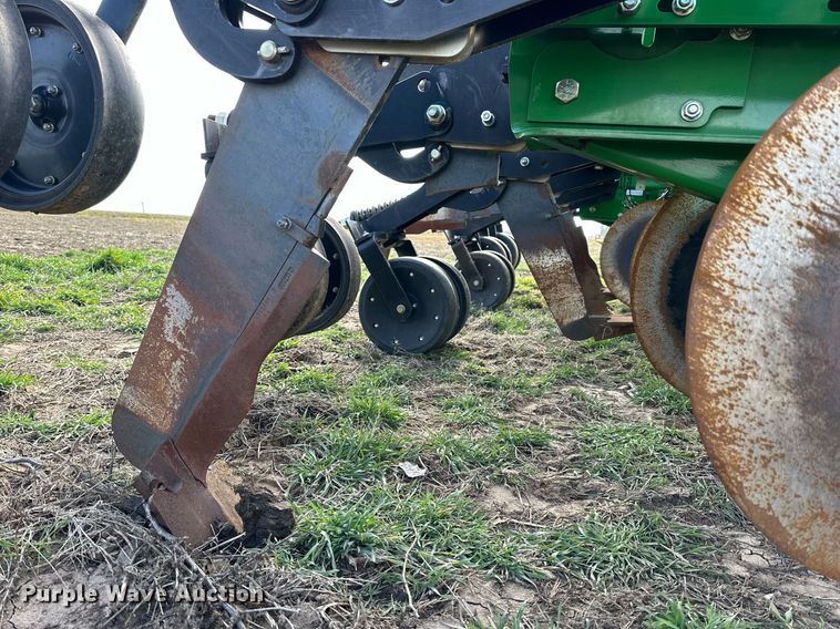 image for item DQ6738 2015 John Deere 2100X in-line ripper