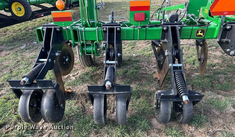 image for item DQ6738 2015 John Deere 2100X in-line ripper