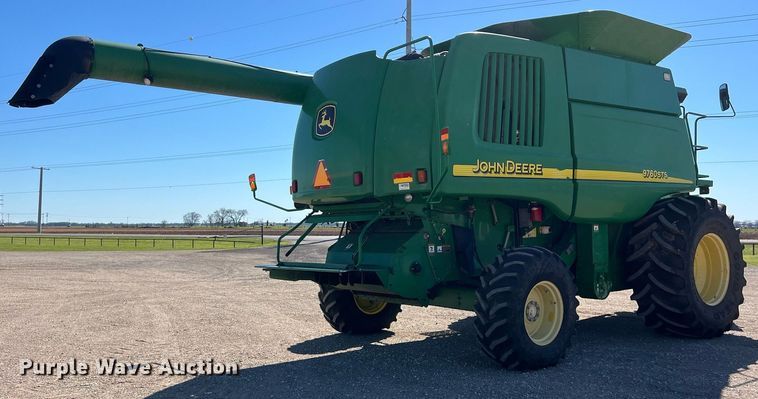 image for item DS2914 2005 John Deere 9760 STS combine