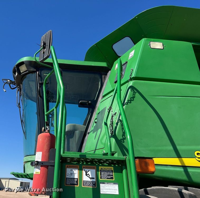 image for item DS2914 2005 John Deere 9760 STS combine