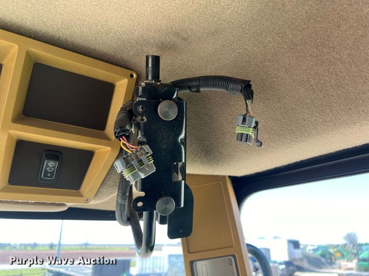 image for item DS2914 2005 John Deere 9760 STS combine