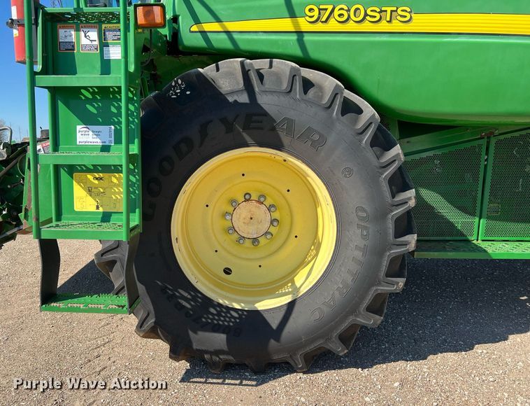 image for item DS2914 2005 John Deere 9760 STS combine