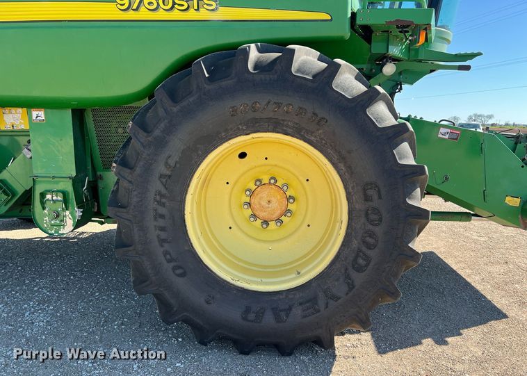 image for item DS2914 2005 John Deere 9760 STS combine