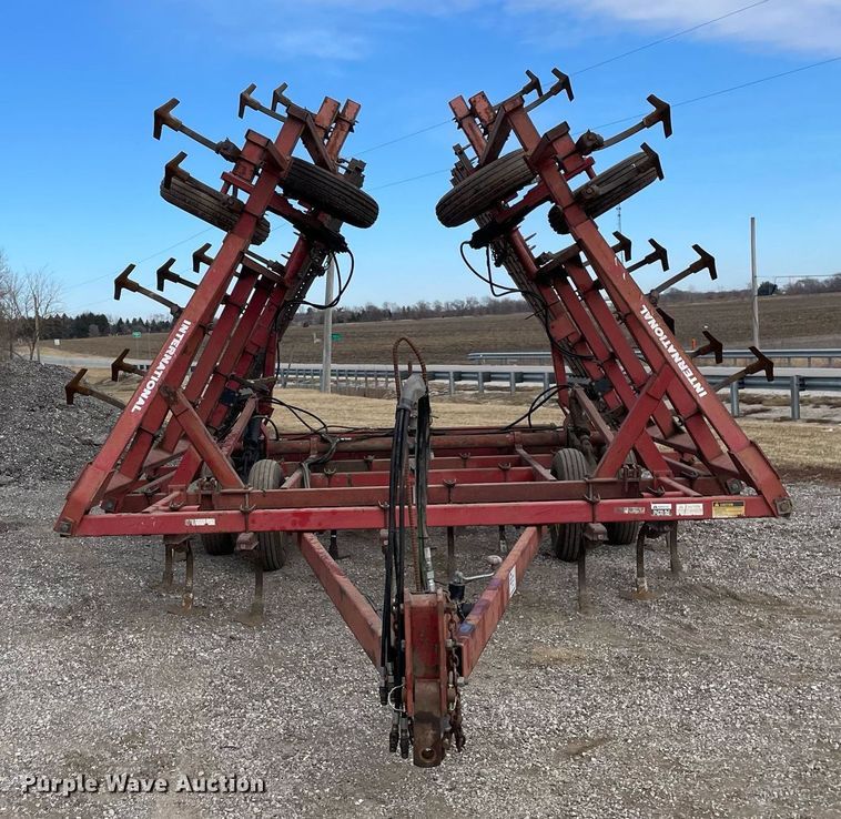 image for item DS5454 International Harvester 4600 field cultivator