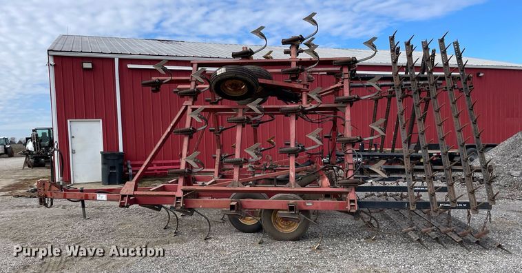 image for item DS5454 International Harvester 4600 field cultivator