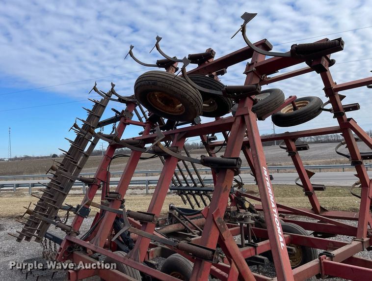 image for item DS5454 International Harvester 4600 field cultivator