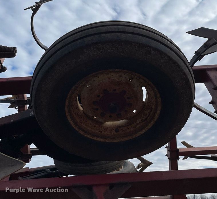 image for item DS5454 International Harvester 4600 field cultivator