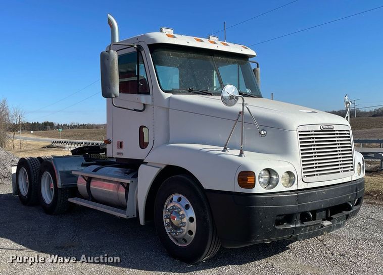 image for item DS5456 1999 Freightliner Cascadia semi truck