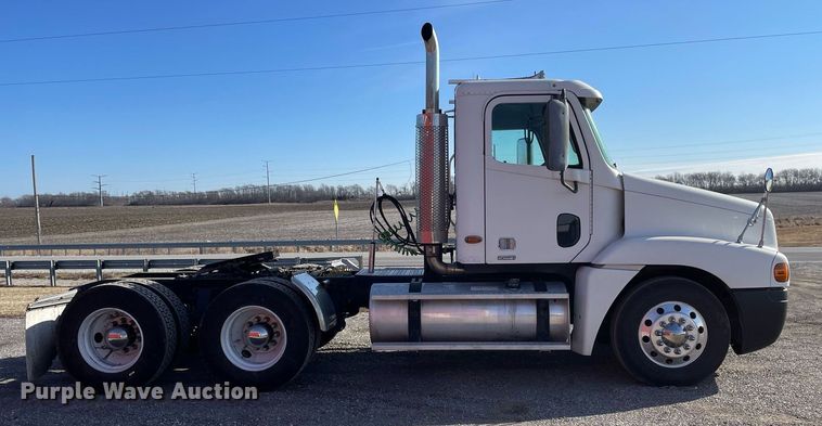 image for item DS5456 1999 Freightliner Cascadia semi truck