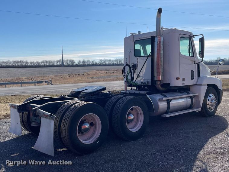 image for item DS5456 1999 Freightliner Cascadia semi truck