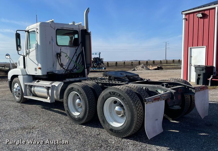 image for item DS5456 1999 Freightliner Cascadia semi truck