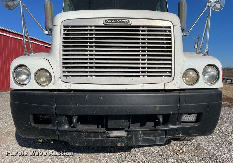 image for item DS5456 1999 Freightliner Cascadia semi truck
