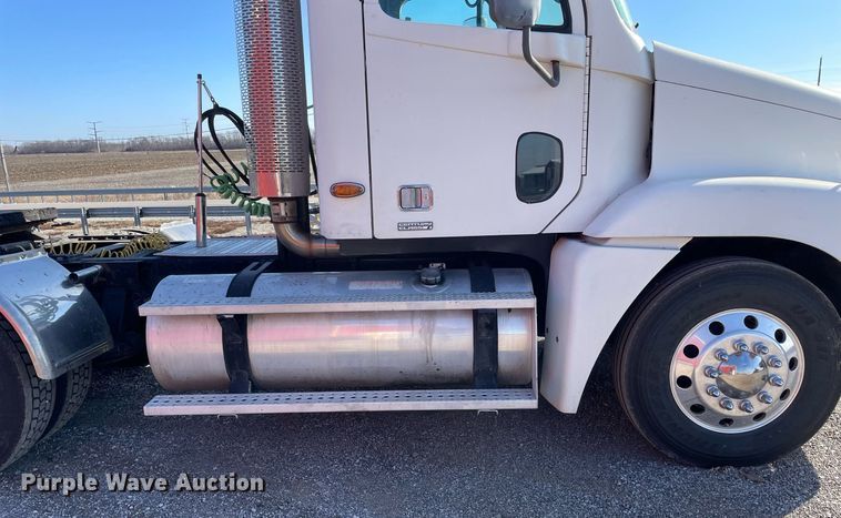 image for item DS5456 1999 Freightliner Cascadia semi truck