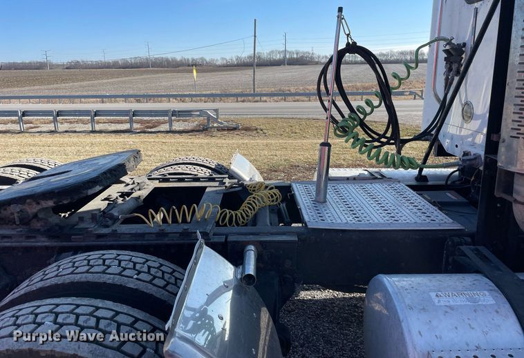 image for item DS5456 1999 Freightliner Cascadia semi truck