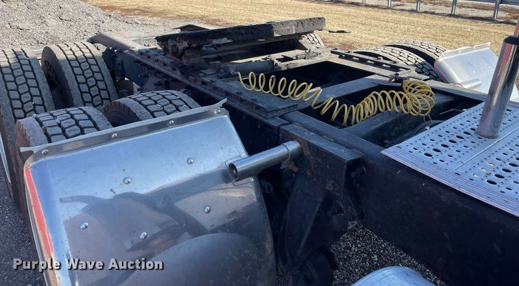 image for item DS5456 1999 Freightliner Cascadia semi truck