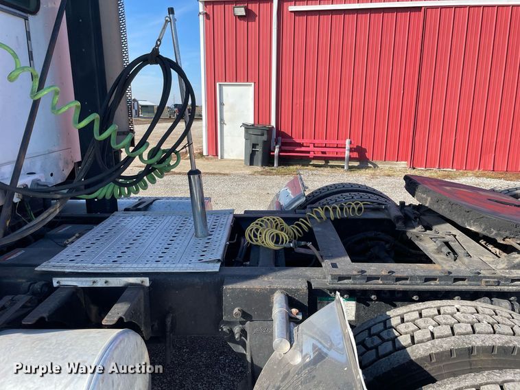 image for item DS5456 1999 Freightliner Cascadia semi truck