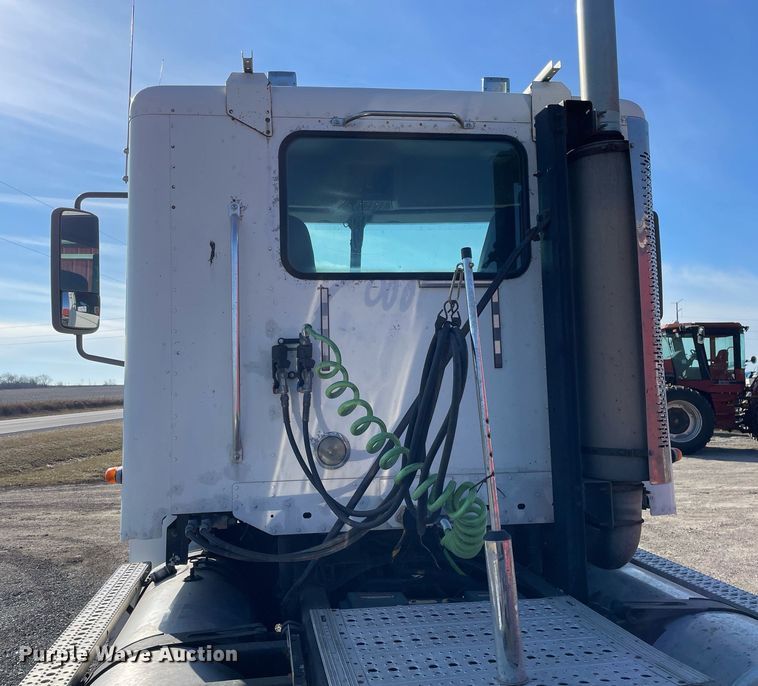 image for item DS5456 1999 Freightliner Cascadia semi truck