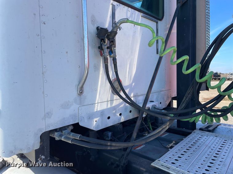 image for item DS5456 1999 Freightliner Cascadia semi truck