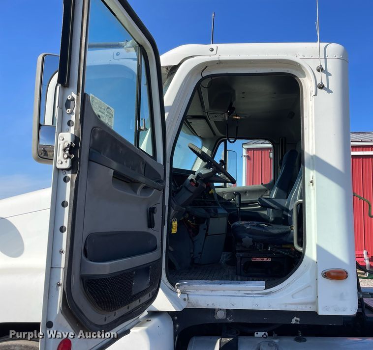 image for item DS5456 1999 Freightliner Cascadia semi truck