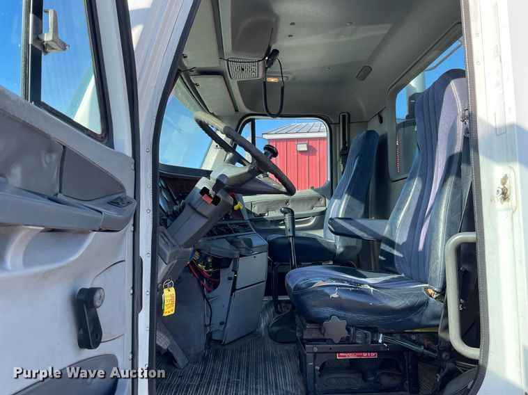 image for item DS5456 1999 Freightliner Cascadia semi truck