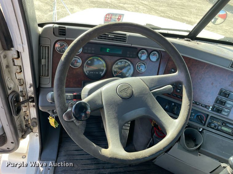 image for item DS5456 1999 Freightliner Cascadia semi truck