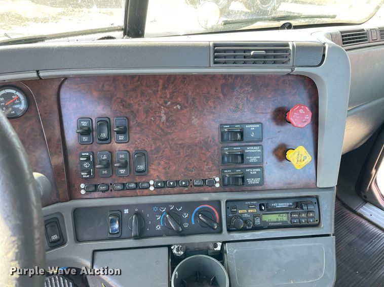 image for item DS5456 1999 Freightliner Cascadia semi truck