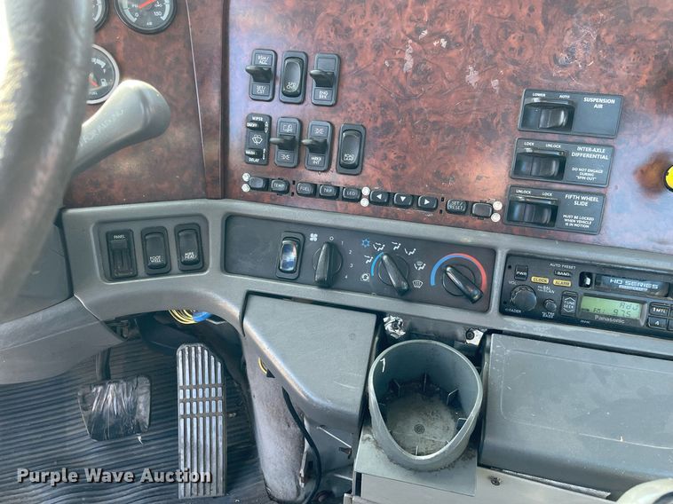 image for item DS5456 1999 Freightliner Cascadia semi truck