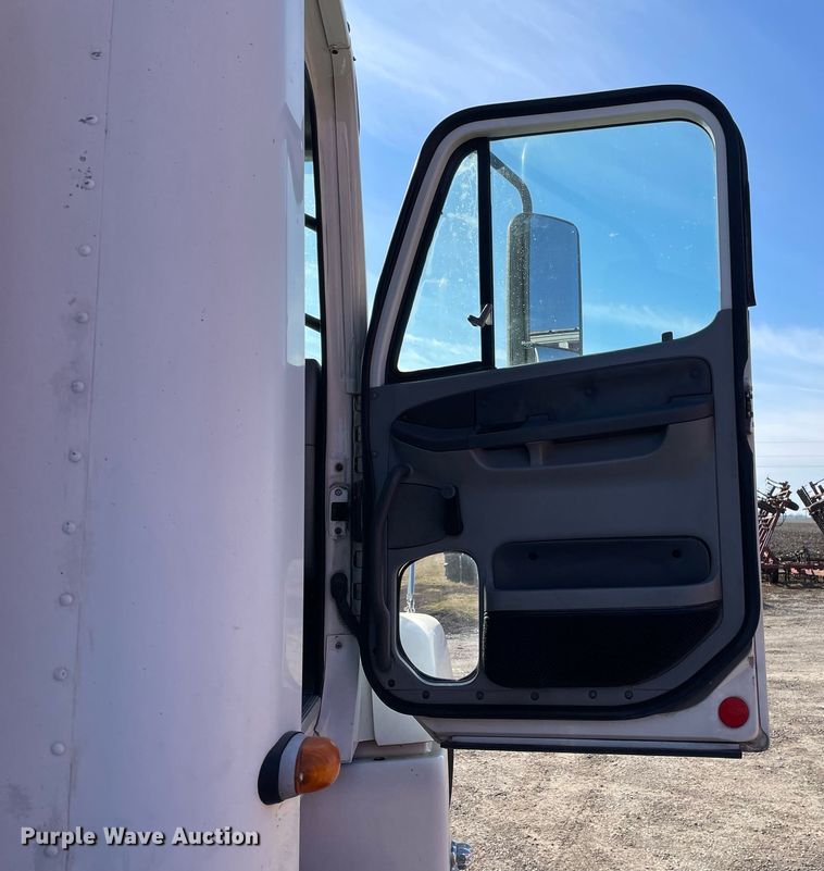 image for item DS5456 1999 Freightliner Cascadia semi truck