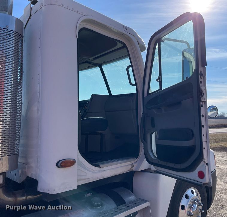 image for item DS5456 1999 Freightliner Cascadia semi truck