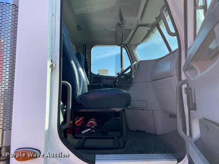 image for item DS5456 1999 Freightliner Cascadia semi truck