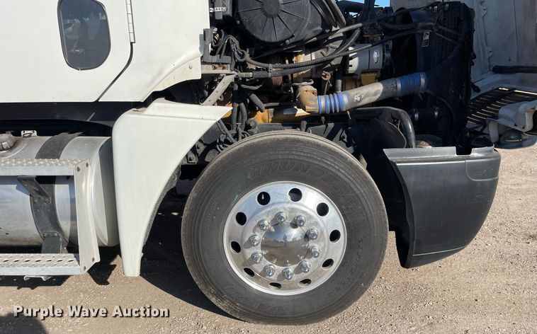 image for item DS5456 1999 Freightliner Cascadia semi truck