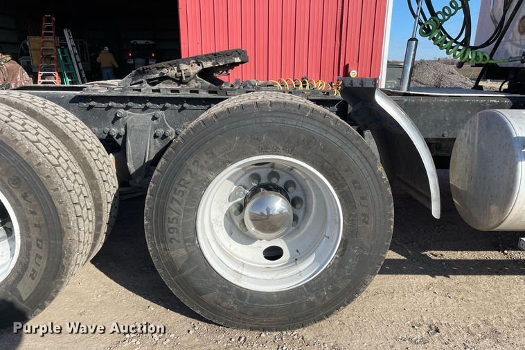 image for item DS5456 1999 Freightliner Cascadia semi truck