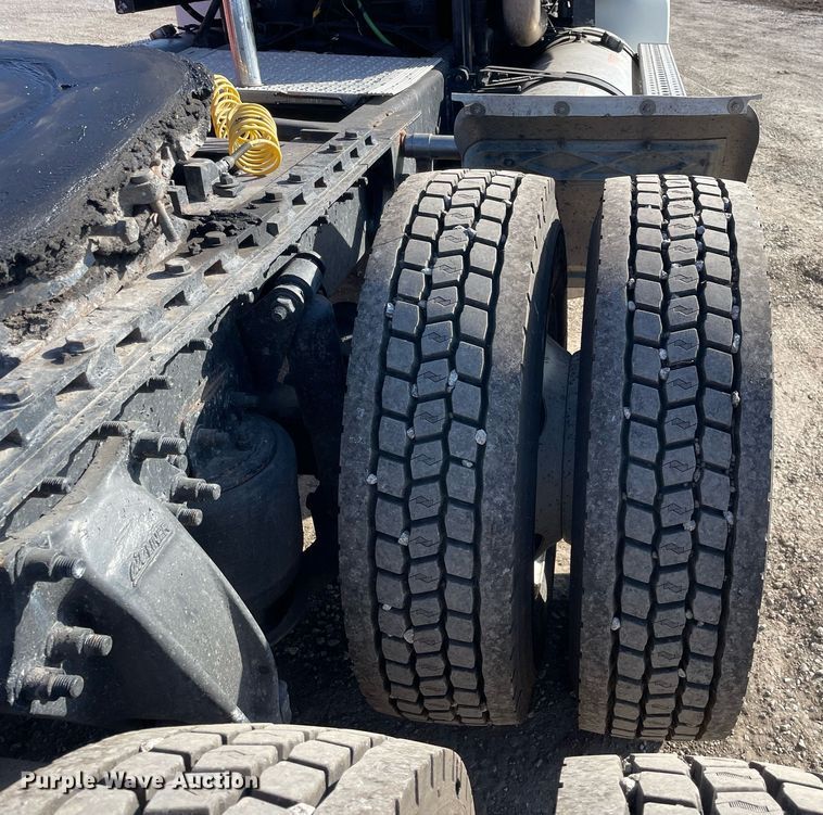 image for item DS5456 1999 Freightliner Cascadia semi truck