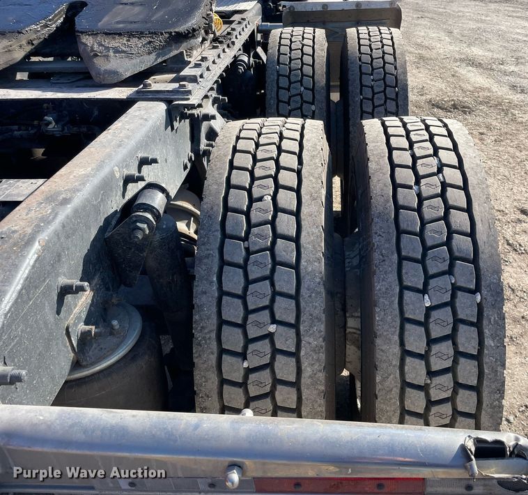 image for item DS5456 1999 Freightliner Cascadia semi truck