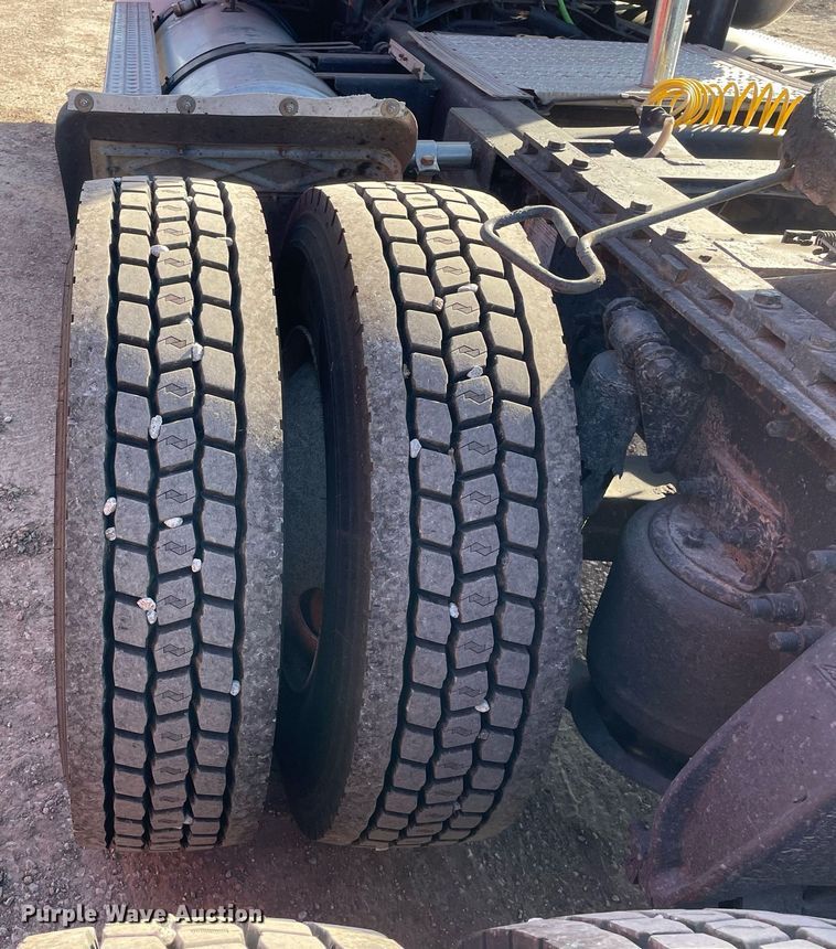 image for item DS5456 1999 Freightliner Cascadia semi truck