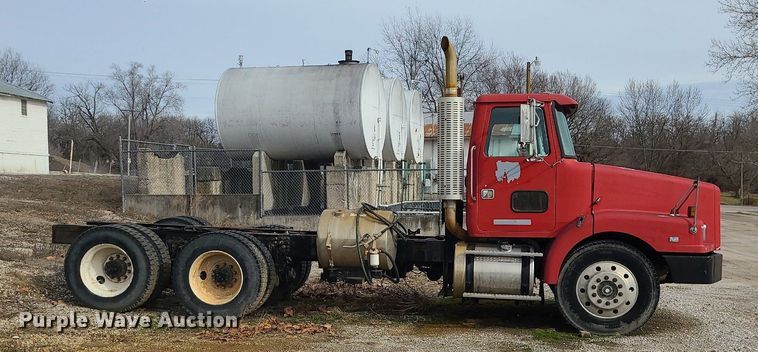 image for item DS7259 1994 White GMC truck cab and chassis