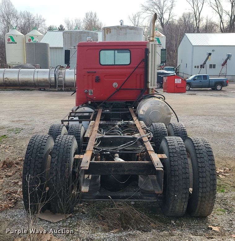 image for item DS7259 1994 White GMC truck cab and chassis