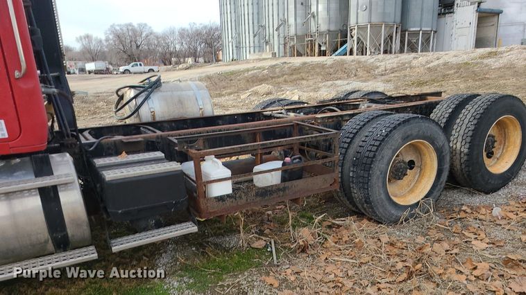 image for item DS7259 1994 White GMC truck cab and chassis