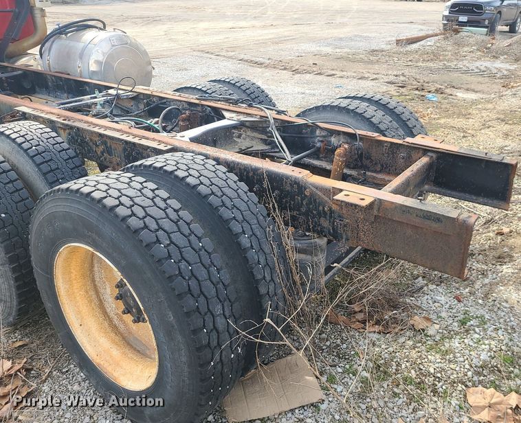 image for item DS7259 1994 White GMC truck cab and chassis