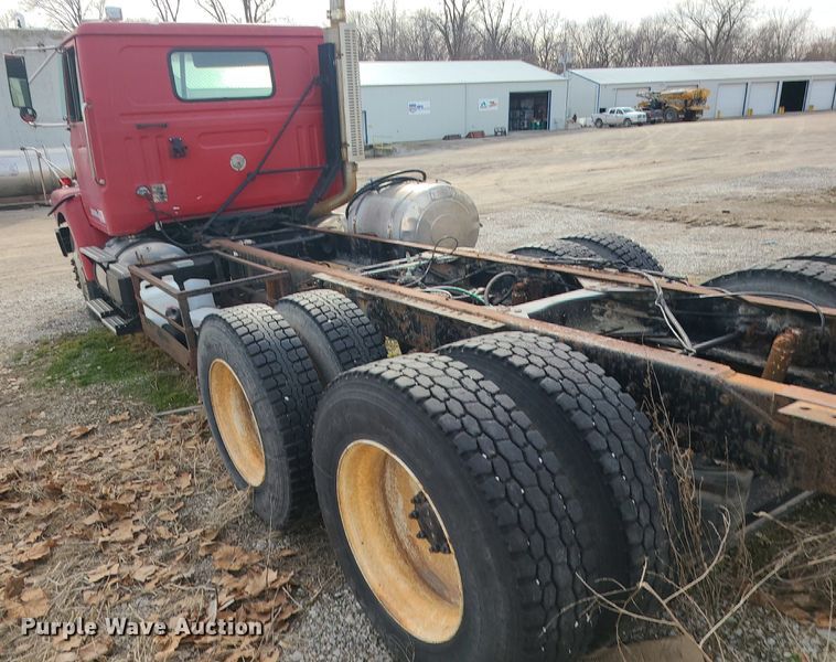 image for item DS7259 1994 White GMC truck cab and chassis